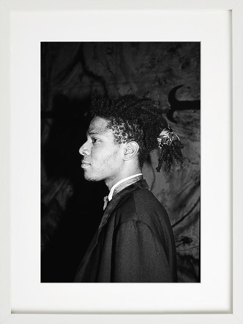 « Jean-Michel Basquiat I » - Portrait de profil latéral, photographie d'art, 1985 - Gris Portrait Photograph par Roxanne Lowit