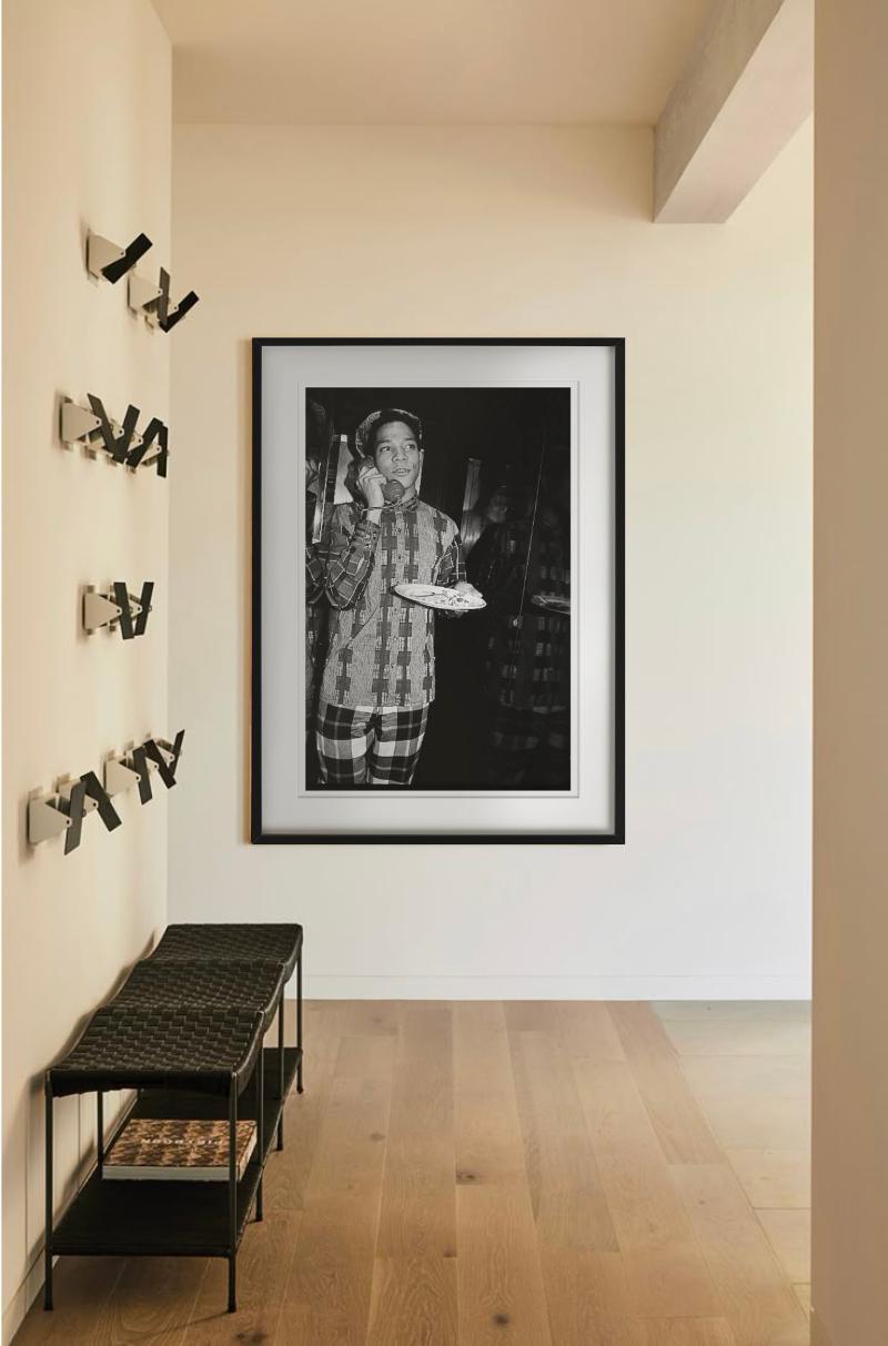 Jean-Michel Basquiat – Porträt in einem Anzug, Kunstfotografie, 1985 im Angebot 5