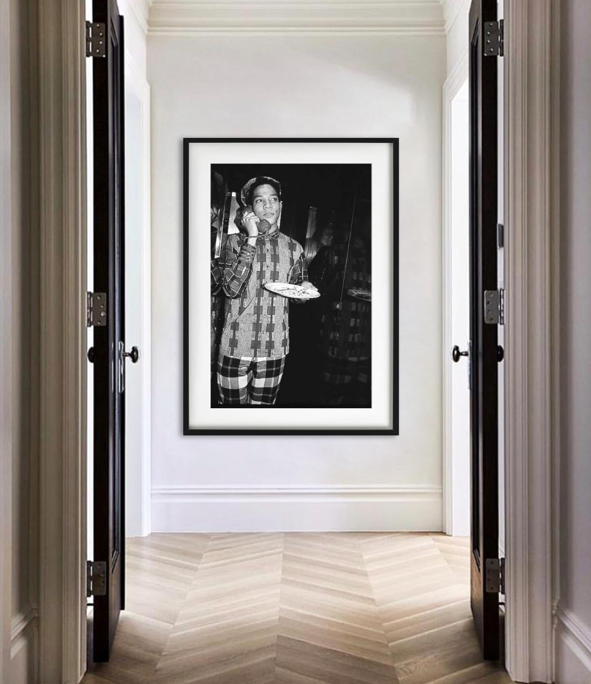 Jean-Michel Basquiat – Porträt in einem Anzug, Kunstfotografie, 1985 – Photograph von Roxanne Lowit