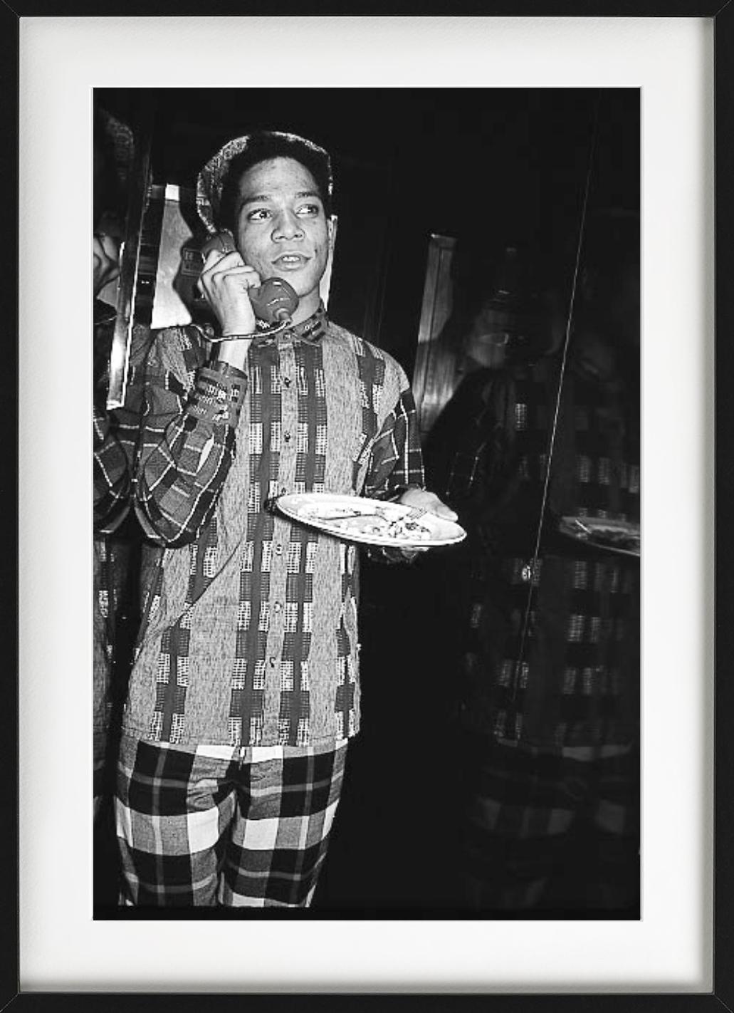 Jean-Michel Basquiat – Porträt in einem Anzug, Kunstfotografie, 1985 (Zeitgenössisch), Photograph, von Roxanne Lowit