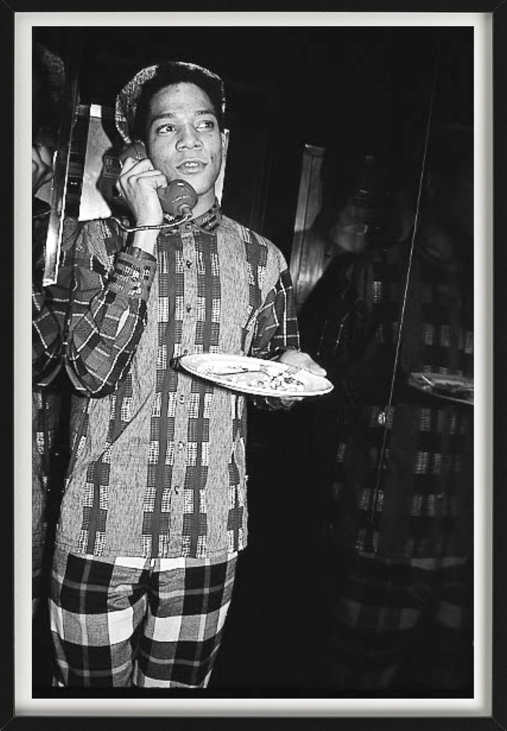 Jean-Michel Basquiat – Porträt in einem Anzug, Kunstfotografie, 1985 (Schwarz), Black and White Photograph, von Roxanne Lowit