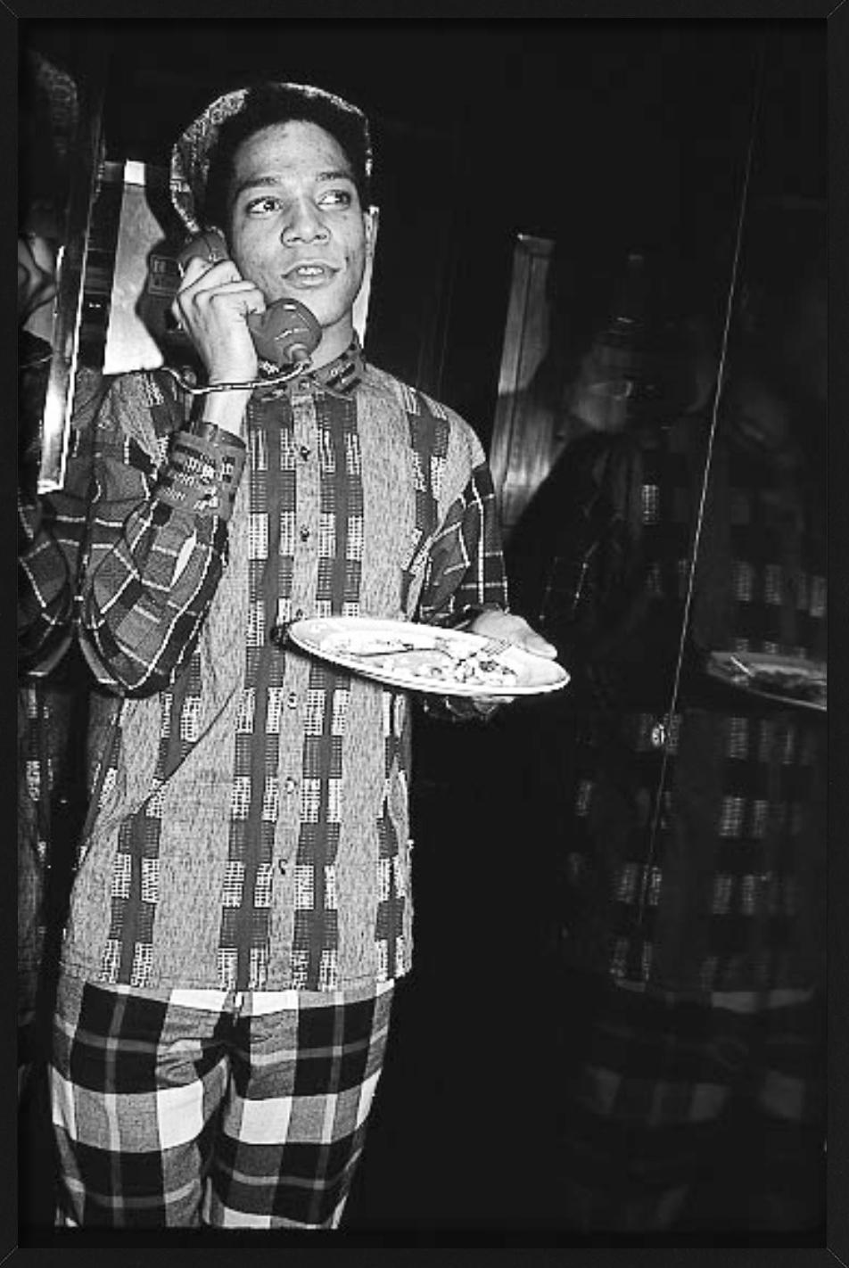 Schwarz-Weiß-Porträt des jungen Künstlers Jean-Michel Basquiat in einem Anzug, fotografiert von Roxanne Lowit.

Alle Drucke sind in limitierter Auflage erhältlich. Erhältlich in mehreren Größen. Hochwertige Einrahmung auf Anfrage.

Alle Drucke