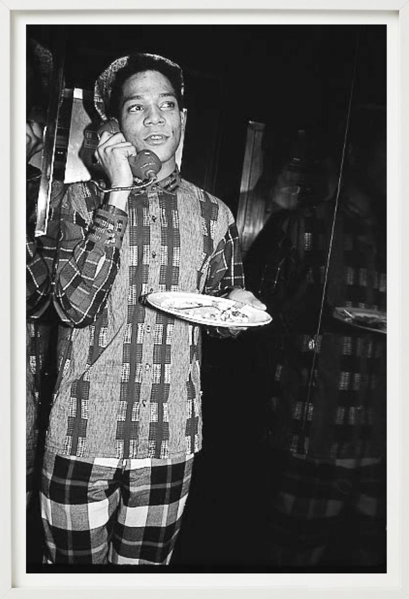 Jean-Michel Basquiat – Porträt in einem Anzug, Kunstfotografie, 1985 im Angebot 2