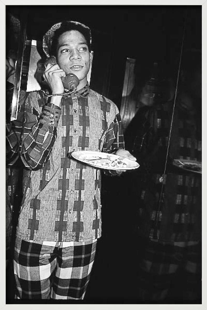 Jean-Michel Basquiat – Porträt in einem Anzug, Kunstfotografie, 1985 im Angebot 3