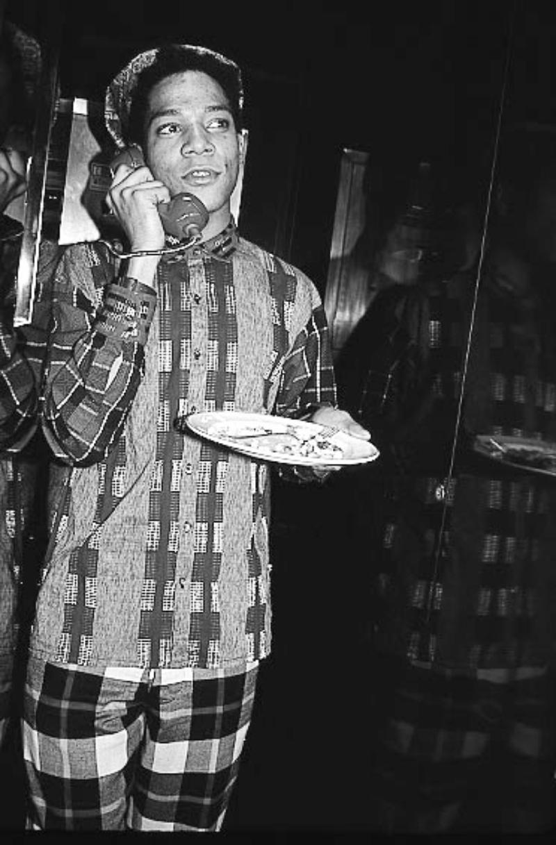 Roxanne Lowit Black and White Photograph – Jean-Michel Basquiat – Porträt in einem Anzug, Kunstfotografie, 1985