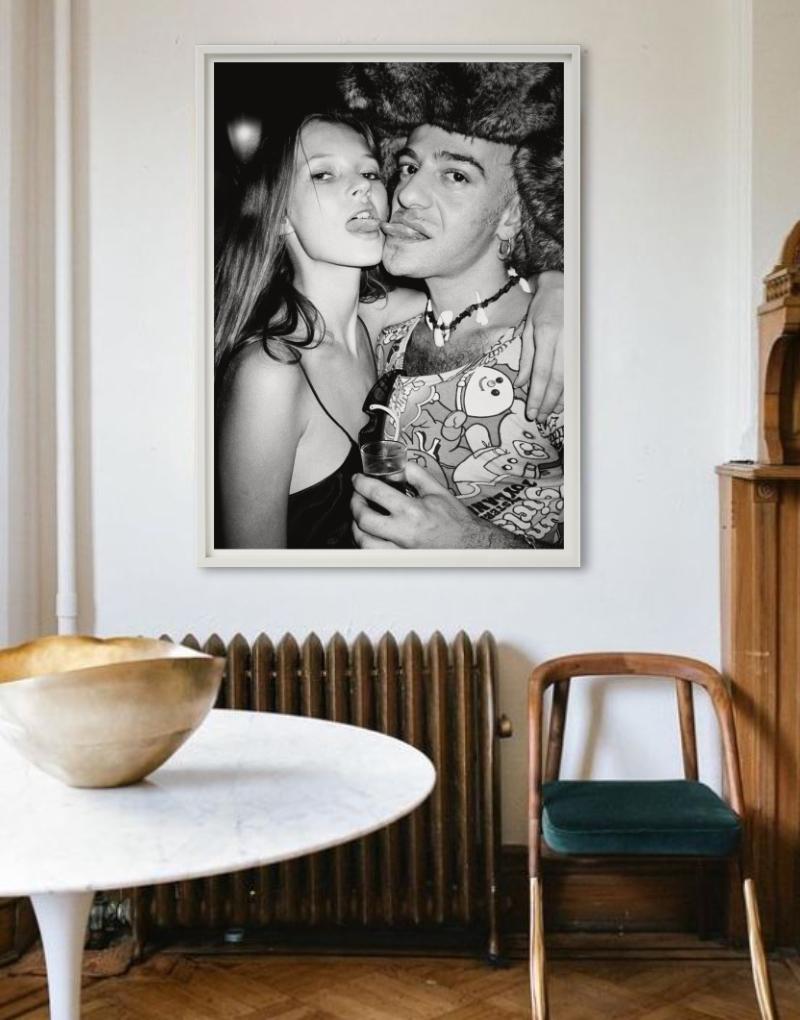Foto provocante della top model Kate Moss e dello stilista John Galliano lingua su lingua.

Tutte le stampe sono in edizione limitata. Disponibile in più misure. Cornici di alto livello su richiesta.

Tutte le stampe sono realizzate e firmate