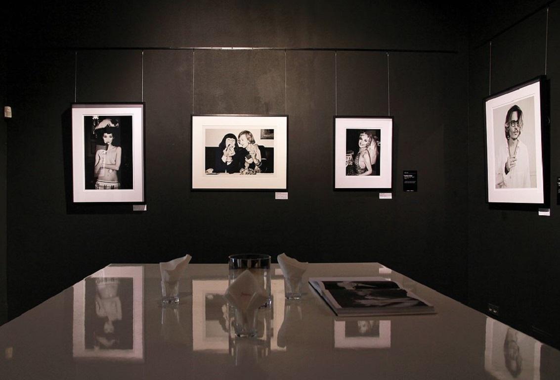 June Newton, Andrée Putman, Making up, restaurant Les Bouchons, Paris - Noir Black and White Photograph par Roxanne Lowit