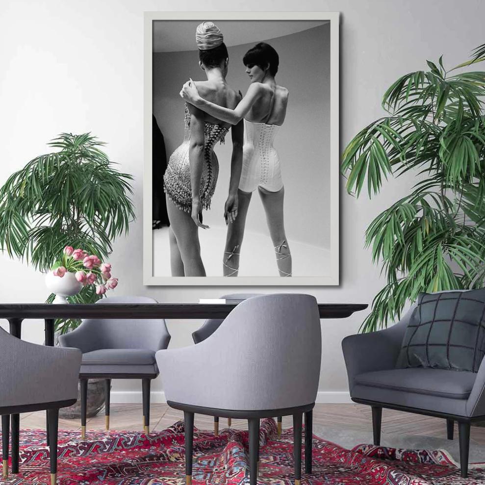 Juxtaposing, Thierry Mugler Show - Modelle in Korsetts, Kunstfotografie, 1995 im Angebot 2