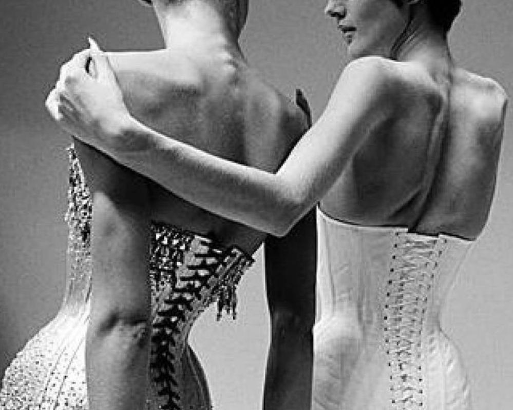 Juxtaposing, Thierry Mugler Show - Modelle in Korsetts, Kunstfotografie, 1995 im Angebot 5