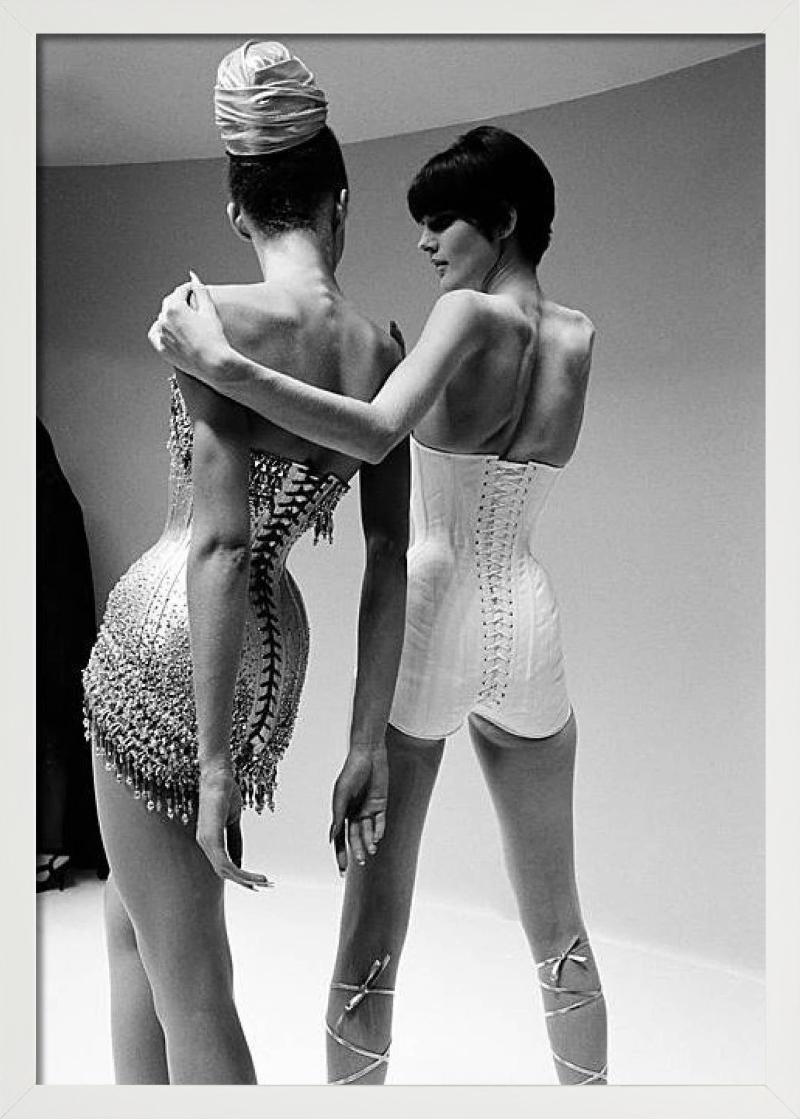 Juxtaposing, Thierry Mugler Show - Modelle in Korsetts, Kunstfotografie, 1995 im Angebot 8