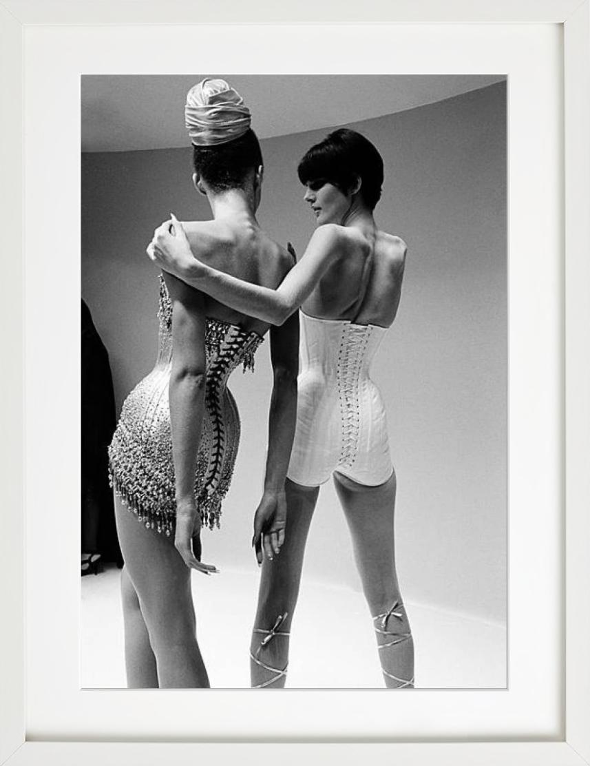Juxtaposing, Thierry Mugler Show - Modelle in Korsetts, Kunstfotografie, 1995 im Angebot 4