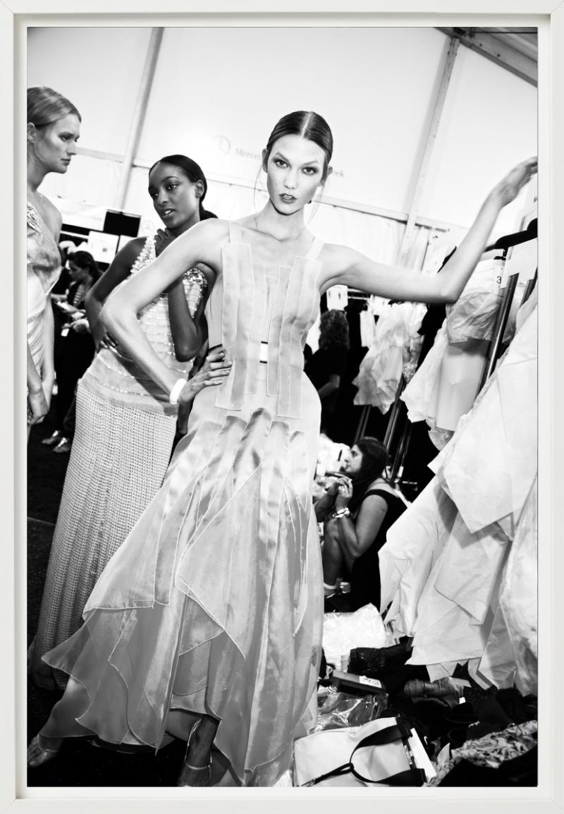 Karlie Kloss nel backstage - Photograph di Roxanne Lowit