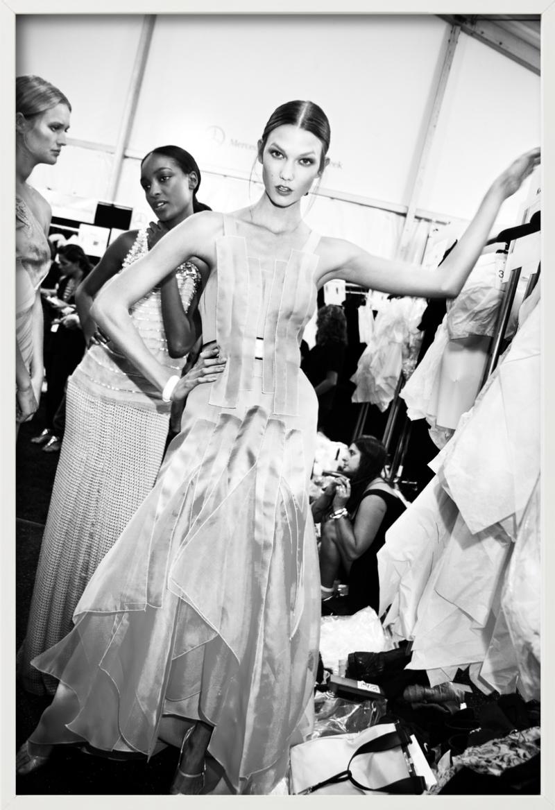 Karlie Kloss nel backstage - Photograph Contemporaneo di Roxanne Lowit