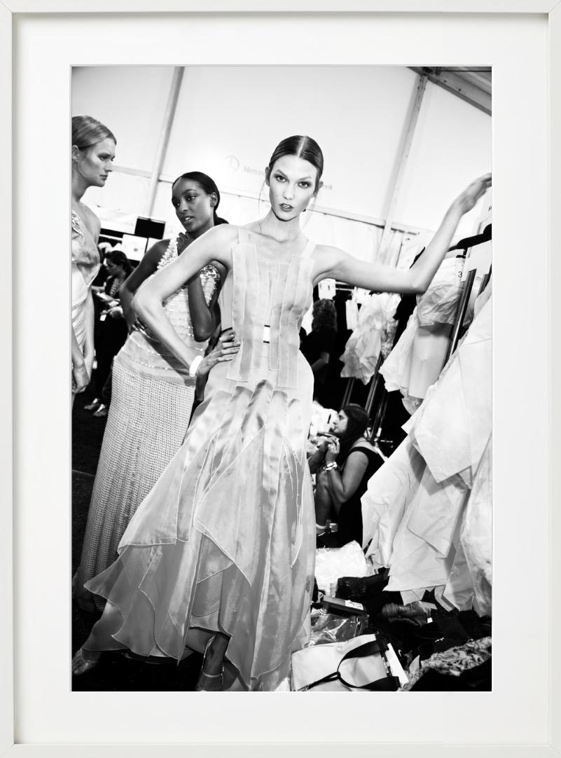 Karlie Kloss nel backstage - Black and White Photograph Grigio di Roxanne Lowit