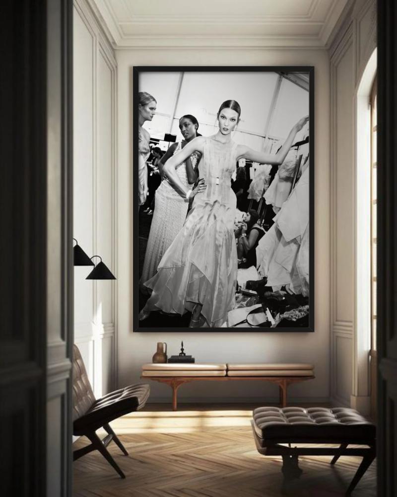 La top model Karlie Kloss in abito da sera in posa nel backstage di una sfilata di moda, fotografata da Roxanne Lowit.

Tutte le stampe sono in edizione limitata. Disponibile in più misure. Cornici di alto livello su richiesta.

Tutte le stampe sono