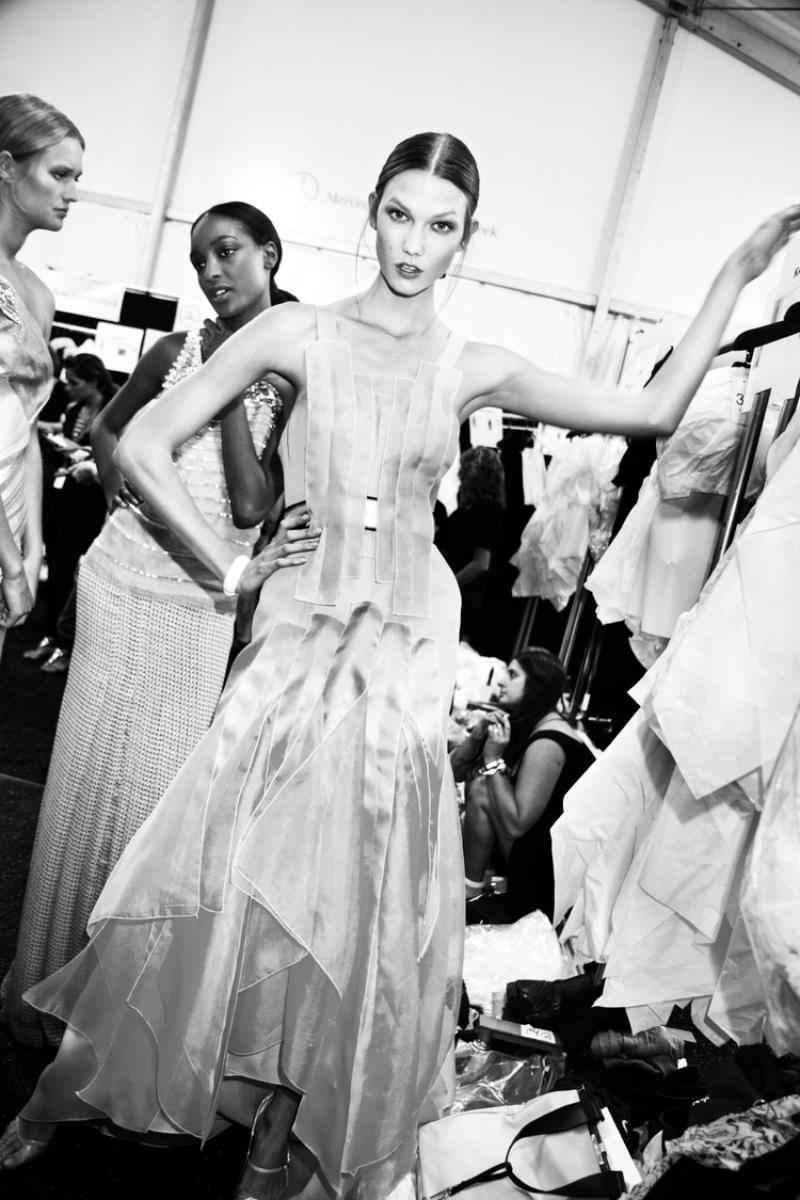 Black and White Photograph di Roxanne Lowit - Karlie Kloss nel backstage