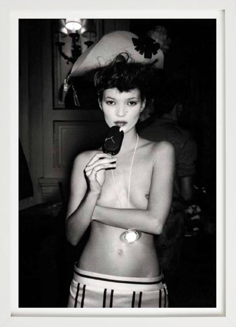 Kate Moss alla sfilata di Vivienne Westwood, Parigi, Fotografia d'autore, 1993 - Photograph di Roxanne Lowit