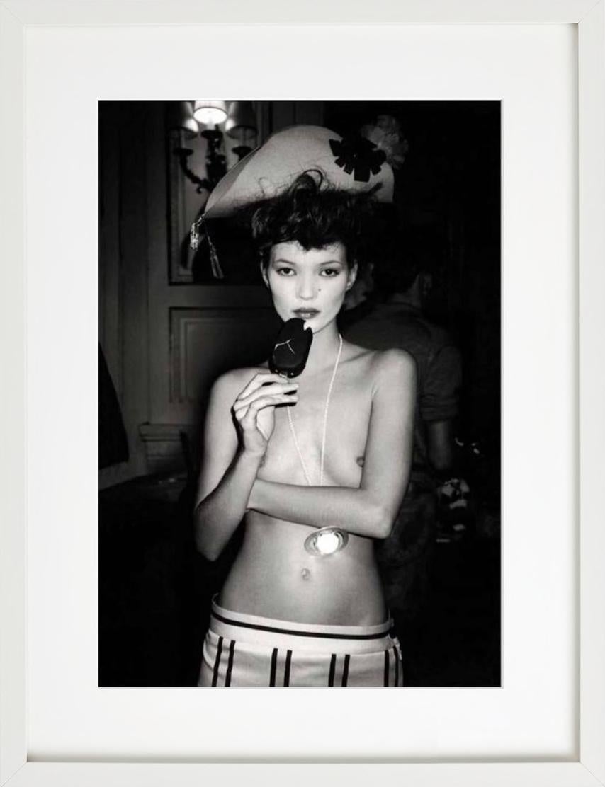 Kate Moss ar Vivienne Westwood, Parigi nel 1993, fotografata dall'iconica Roxanne Lowit. 

Tutte le stampe sono in edizione limitata. Disponibile in più misure. Cornici di alto livello su richiesta.

Tutte le stampe sono realizzate e firmate