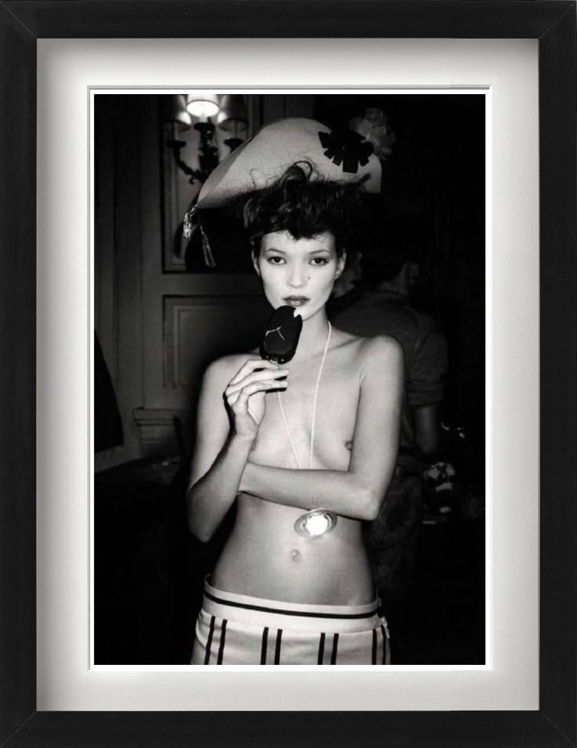 Kate Moss alla sfilata di Vivienne Westwood, Parigi, Fotografia d'autore, 1993 in vendita 1