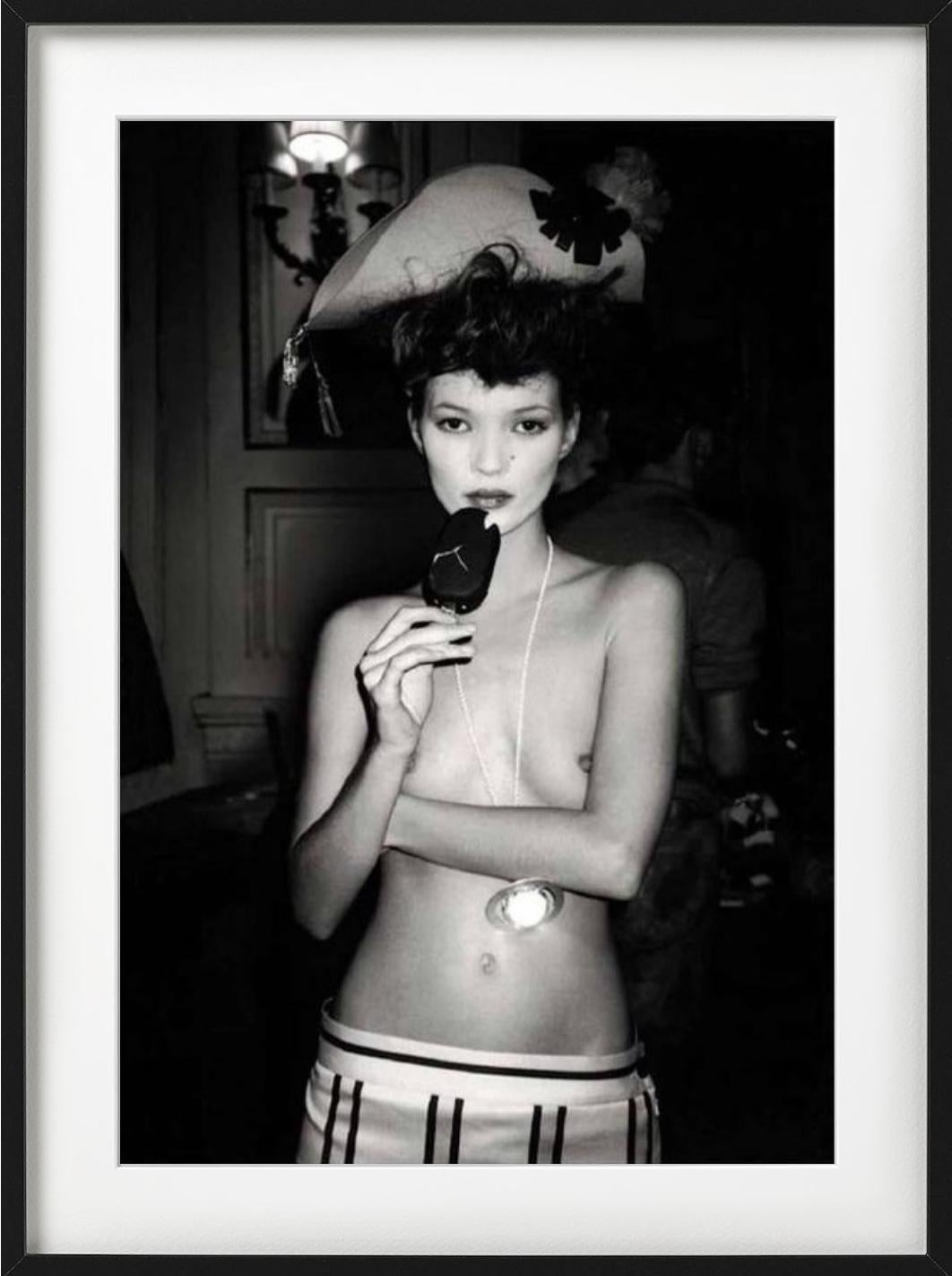 Kate Moss alla sfilata di Vivienne Westwood, Parigi, Fotografia d'autore, 1993 in vendita 2