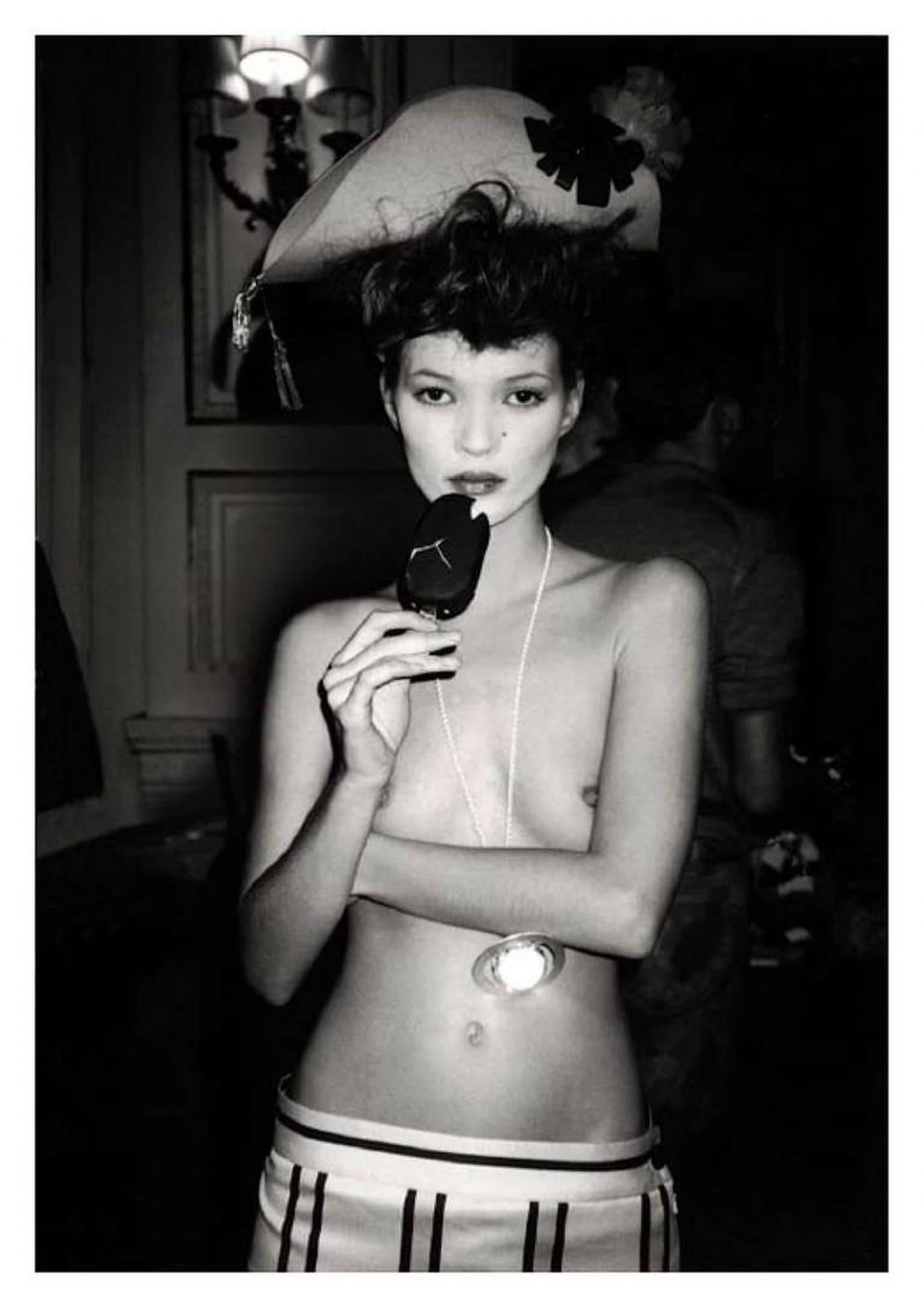 Black and White Photograph di Roxanne Lowit - Kate Moss alla sfilata di Vivienne Westwood, Parigi, Fotografia d'autore, 1993