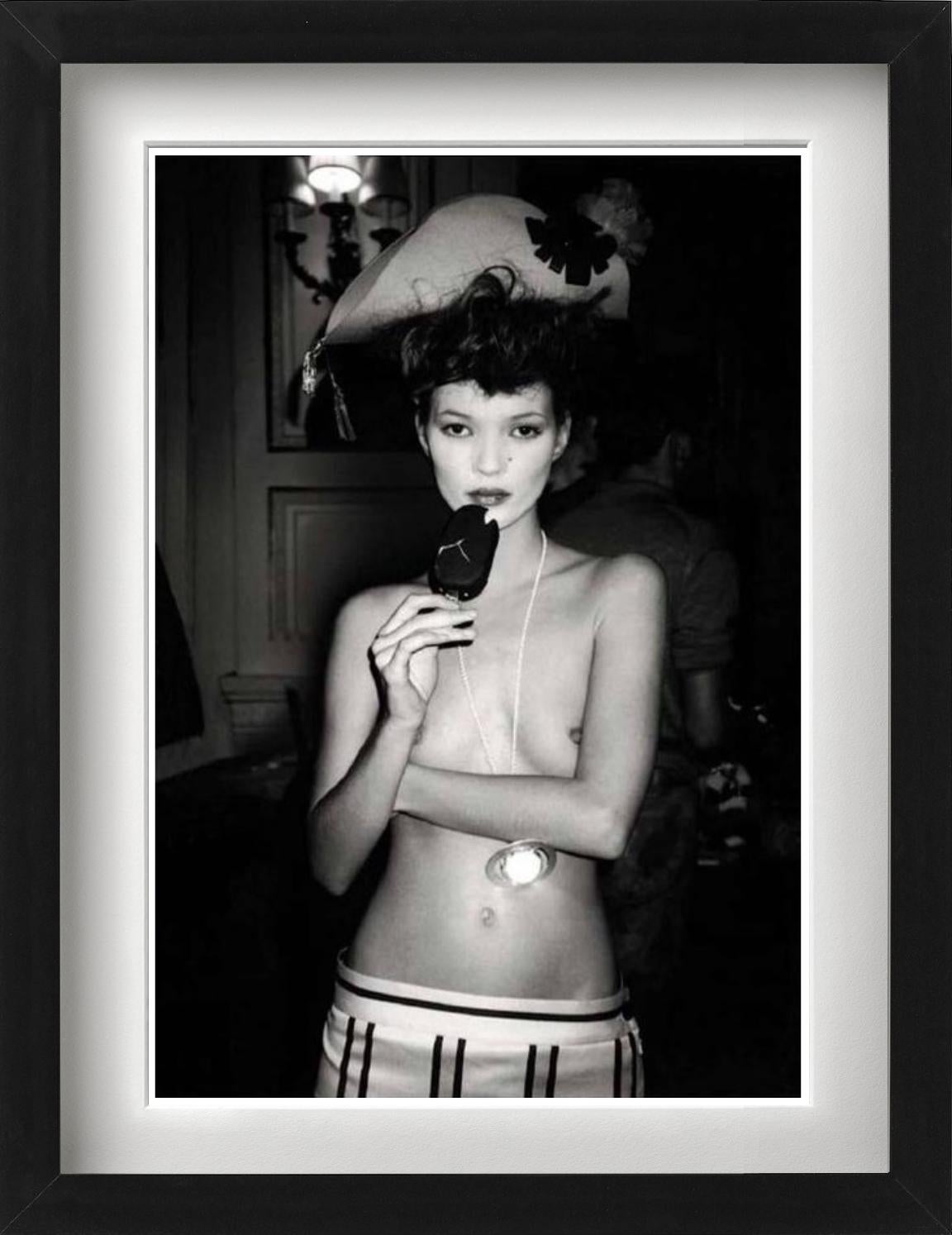 Kate Moss bei Vivienne Westwood – das Modell hinter der Bühne, Kunstfotografie, 1994 (Zeitgenössisch), Photograph, von Roxanne Lowit