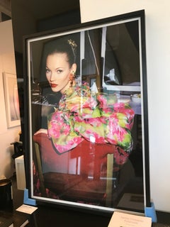 Kate Moss nel backstage di YSL, Parigi - Modella in abiti floreali, fotografia artistica, 1993