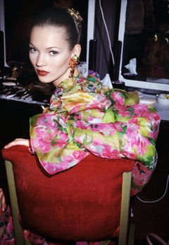 Kate Moss entre bastidores en YSL, París - Modelo con flores, Fotografía artística, 1993