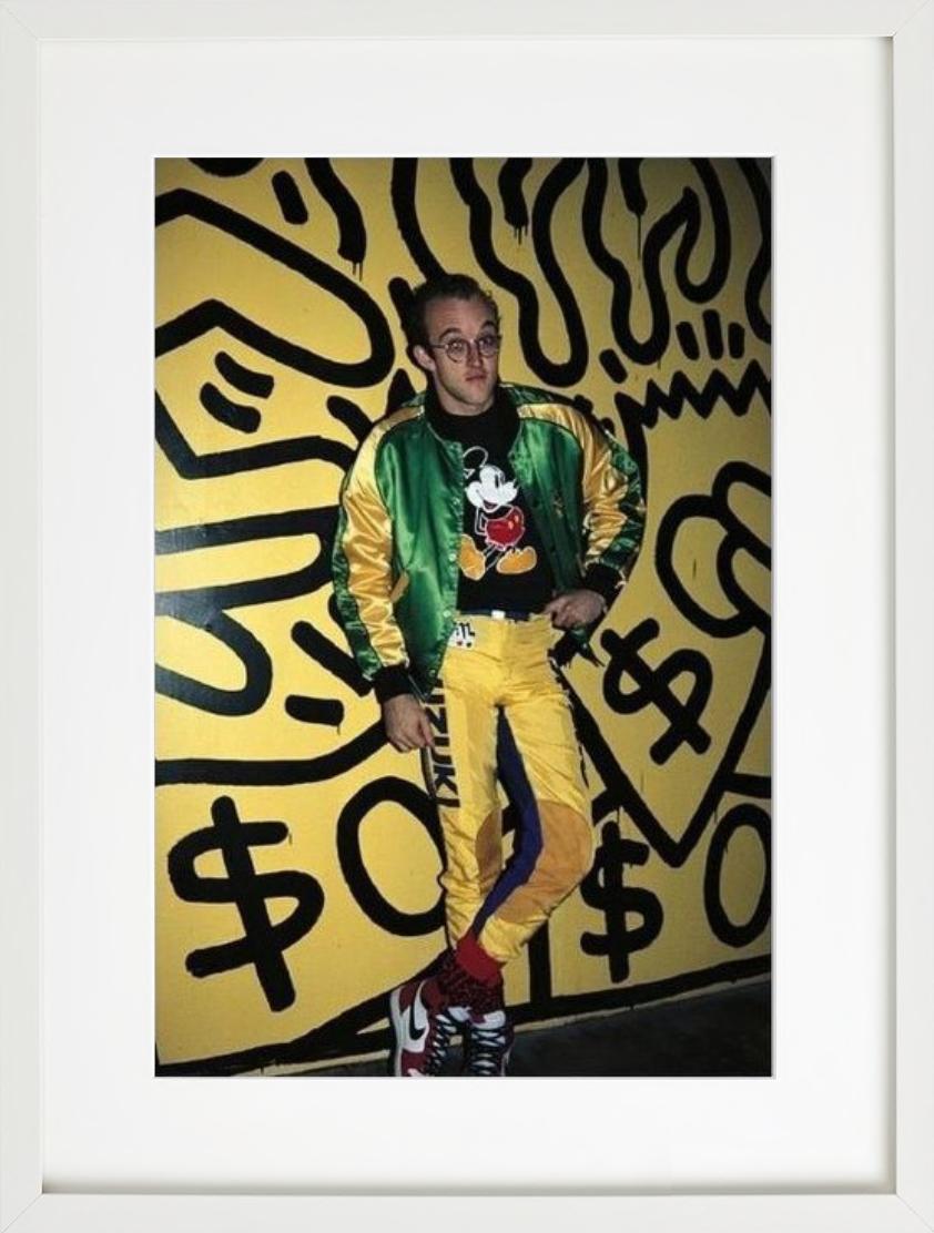 « Keith Haring » - devant son travail, photographie d'art, 1985 - Contemporain Photograph par Roxanne Lowit