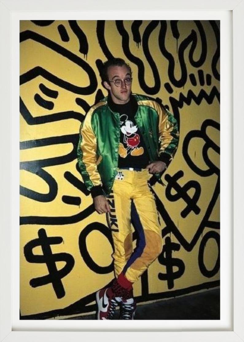 « Keith Haring » - devant son travail, photographie d'art, 1985 - Noir Color Photograph par Roxanne Lowit