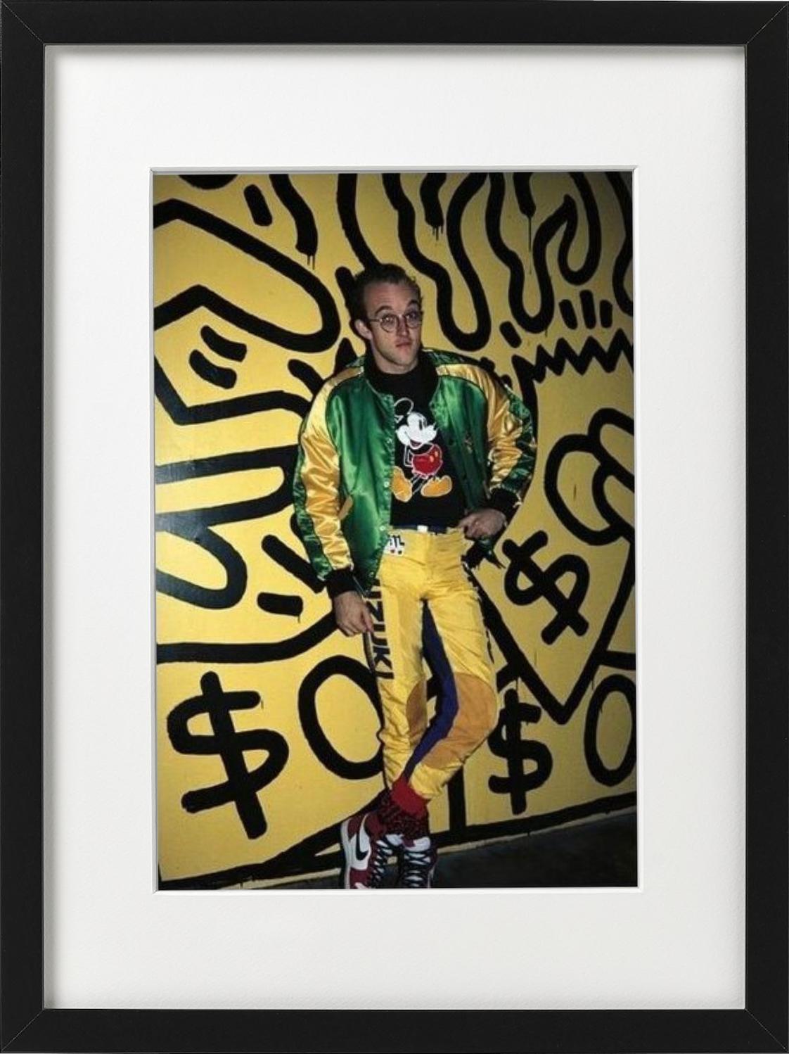 'Keith Haring' - in front of his work, fine art photography, 1985 - Contemporary Photograph by Roxanne Lowit