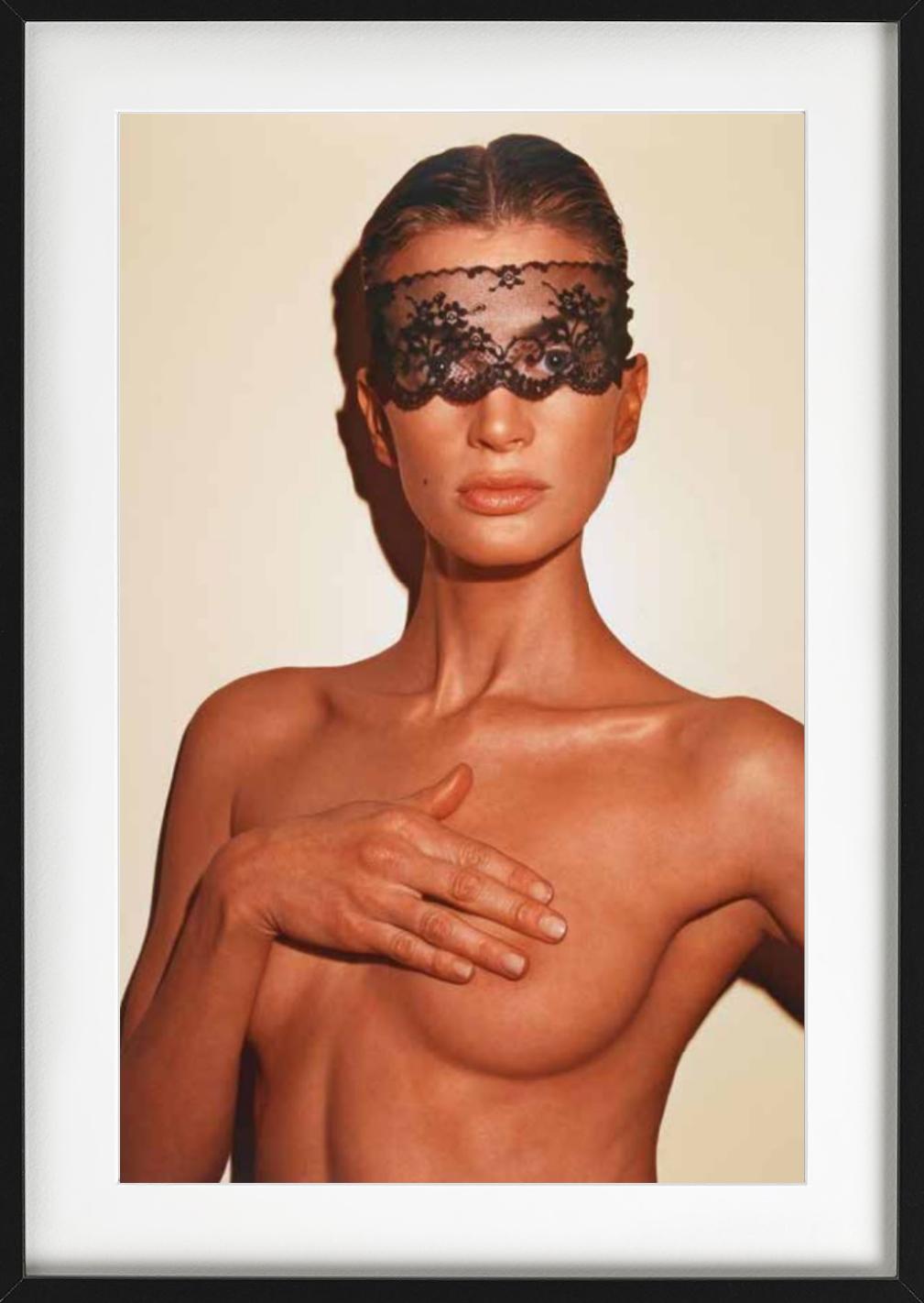 Nacktporträt von Supermodel Kristen McMenamy in Erdtönen, die ihre Brüste bedecken und eine Spitzen-Augenbinde tragen.

Alle Drucke sind in limitierter Auflage erhältlich. Erhältlich in mehreren Größen. Hochwertige Einrahmung auf Anfrage.

Alle