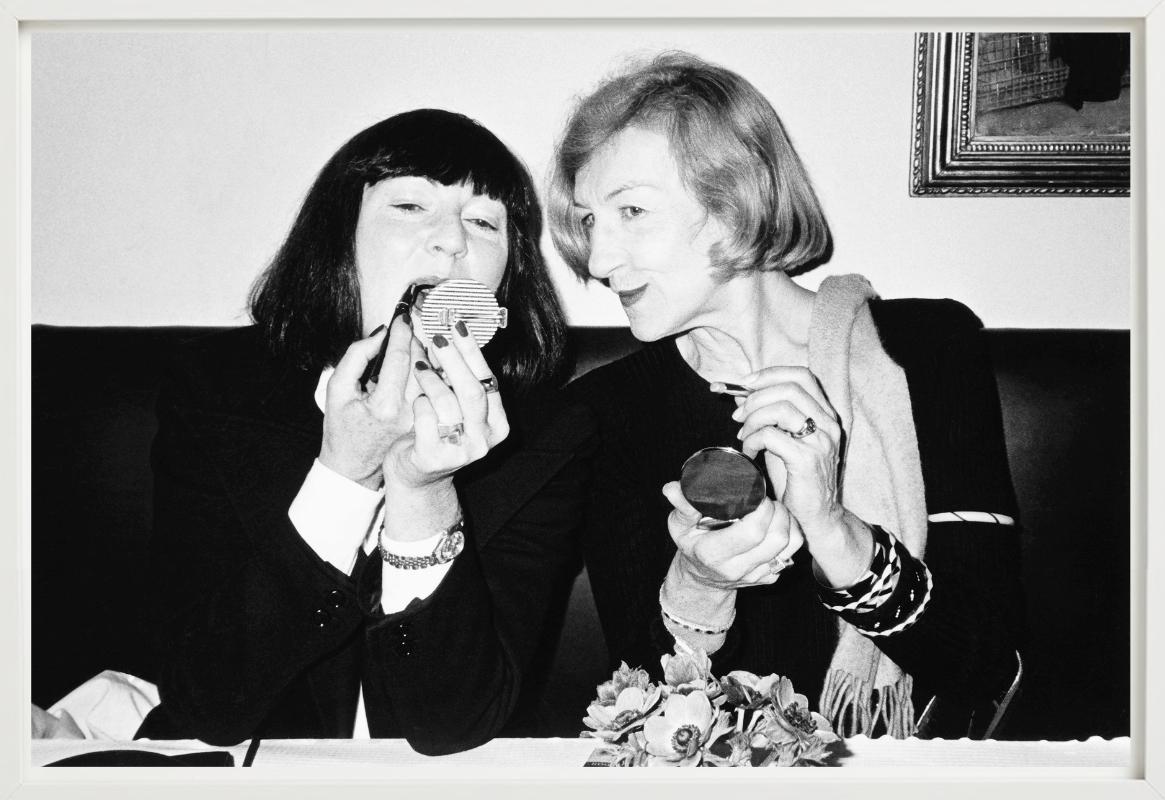 Make up - June Newton&Andree Putman, Les Bouchons - fotografia artistica, 1981 - Black and White Photograph Nero di Roxanne Lowit