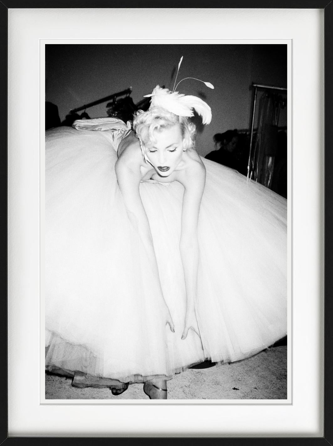 Nadja a Galliano, Parigi - ritratto in gonna di tulle, fotografia artistica 1994-95 in vendita 6