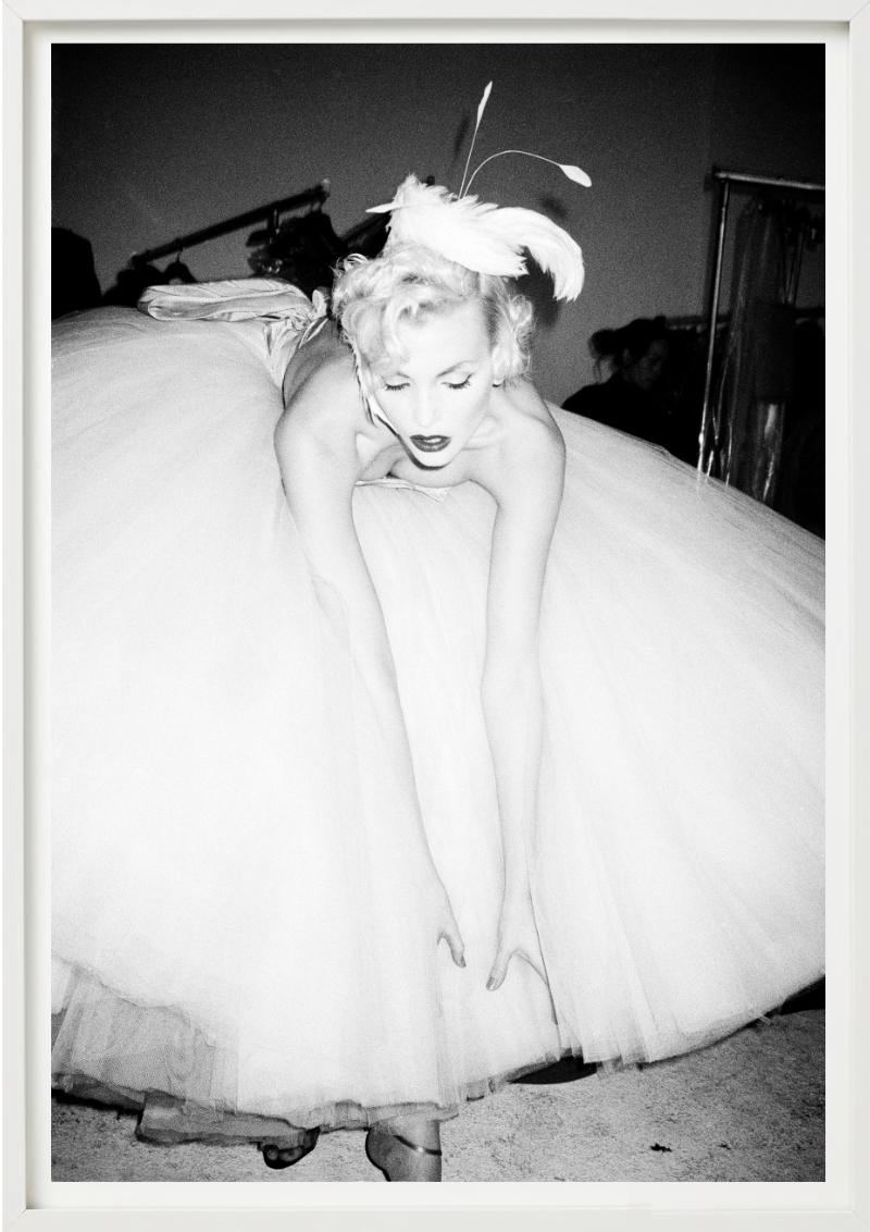 Nadja a Galliano, Parigi - ritratto in gonna di tulle, fotografia artistica 1994-95 in vendita 7