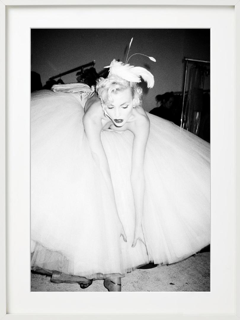 Nadja a Galliano, Parigi - ritratto in gonna di tulle, fotografia artistica 1994-95 in vendita 9