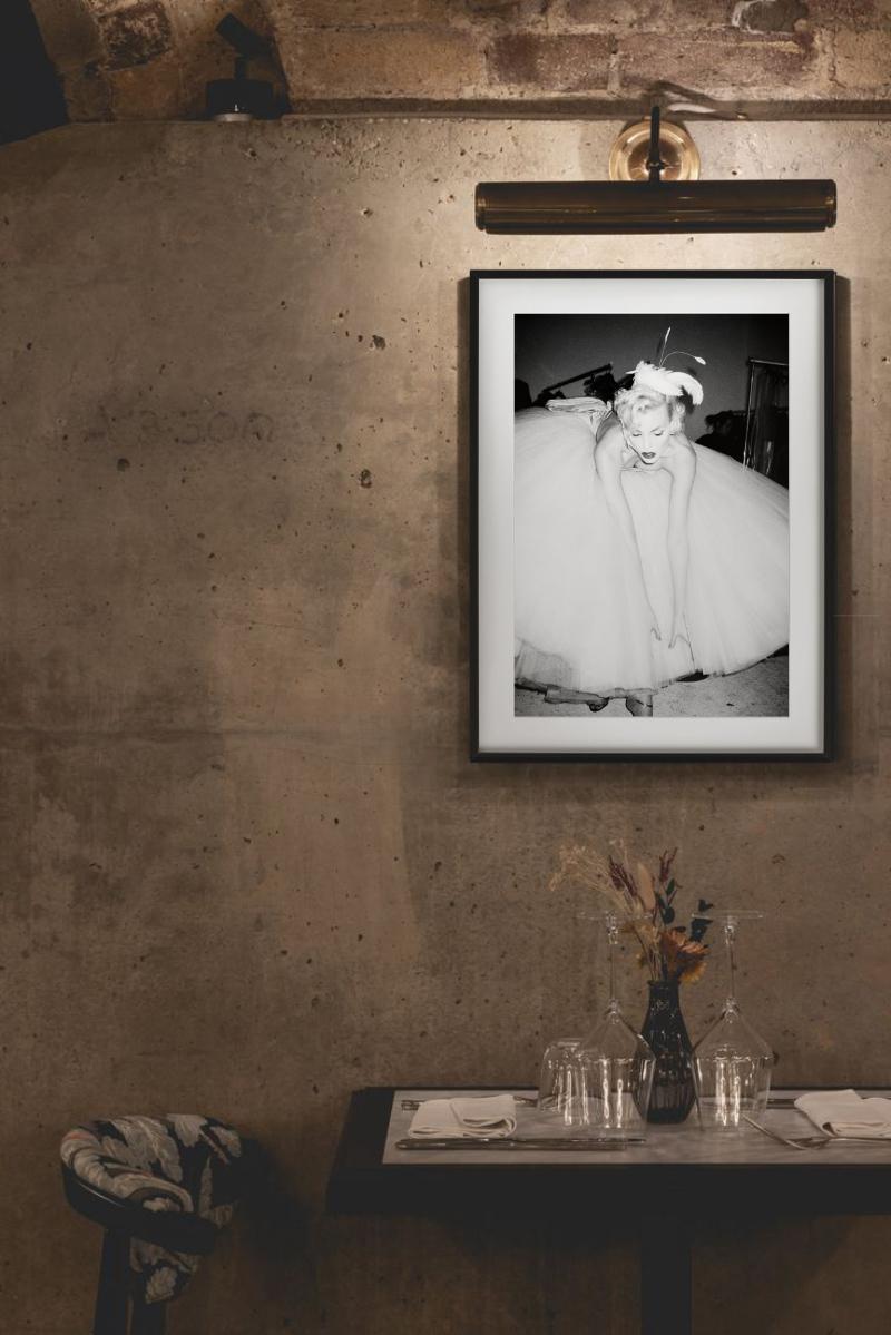 Nadja a Galliano, Parigi - ritratto in gonna di tulle, fotografia artistica 1994-95 in vendita 11