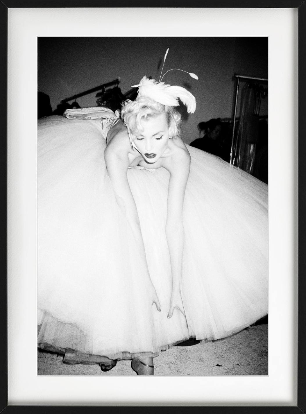 Nadja a Galliano, Parigi - ritratto in gonna di tulle, fotografia artistica 1994-95 in vendita 3