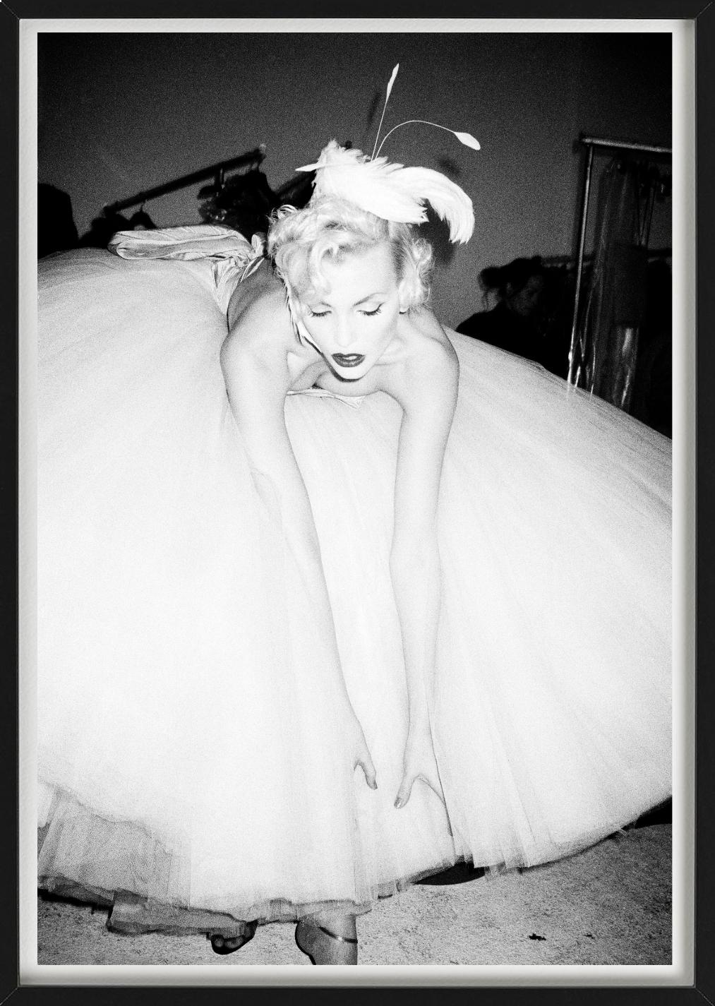 Nadja a Galliano, Parigi - ritratto in gonna di tulle, fotografia artistica 1994-95 in vendita 4
