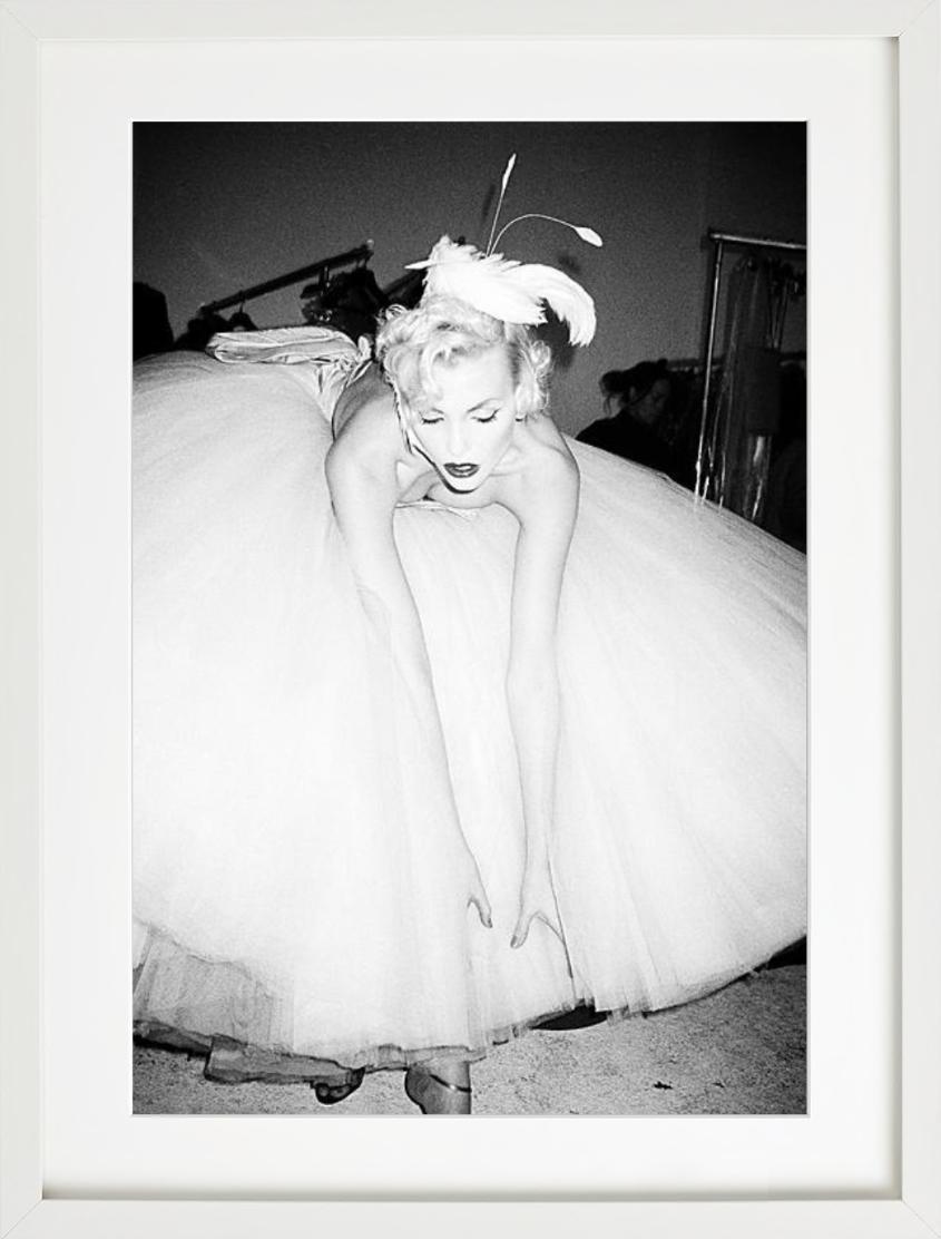 Nadja a Galliano, Parigi - ritratto in gonna di tulle, fotografia artistica 1994-95 - Photograph di Roxanne Lowit