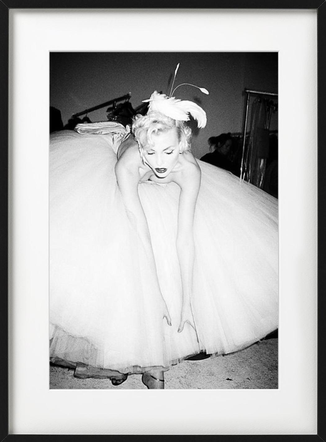 Nadja a Galliano, Parigi - ritratto in gonna di tulle, fotografia artistica 1994-95 - Black and White Photograph Grigio di Roxanne Lowit