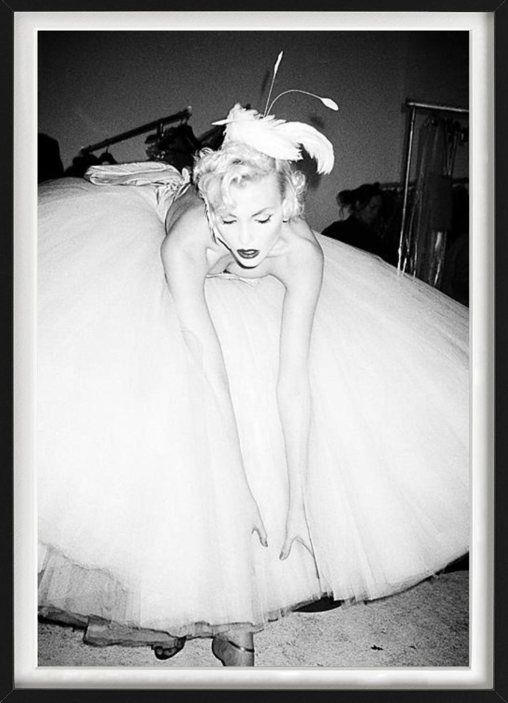 Nadja Auermann è stata fotografata da Roxanne Lowit nel backstage della sfilata di Galliano a Parigi.

Tutte le stampe sono in edizione limitata. Disponibile in più misure. Cornici di alto livello su richiesta.

Tutte le stampe sono realizzate e