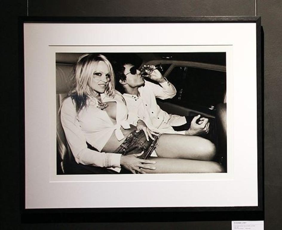 Pamela Anderson & David LaChapelle - portrait en voiture, photographie d'art, 2001 - Photograph de Roxanne Lowit