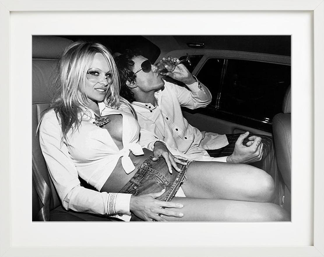 Pamela Anderson & David LaChapelle - portrait en voiture, photographie d'art, 2001 - Noir Black and White Photograph par Roxanne Lowit