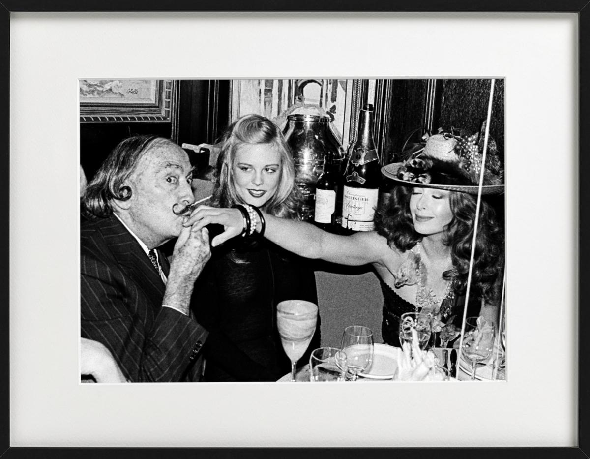 Salvador Dalì, Janet e un bacio, Diptych Fine Arts Photography, 1979 - Portrait Photograph Nero di Roxanne Lowit