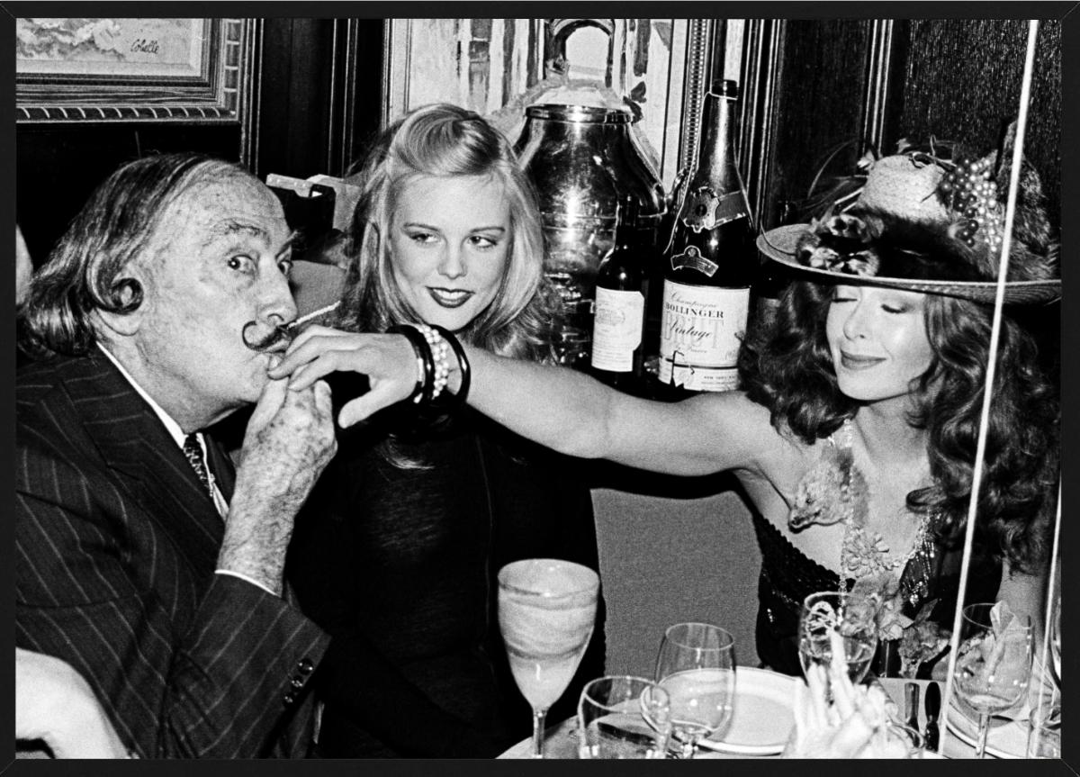 Salvador Dalì, Janet e una persona sconosciuta che riceve un bacio da Dalì a New York dalla fotografa Roxanne Lowit, icona del backstage della festa.

Tutte le stampe sono in edizione limitata. Disponibile in più misure. Cornici di alto livello su