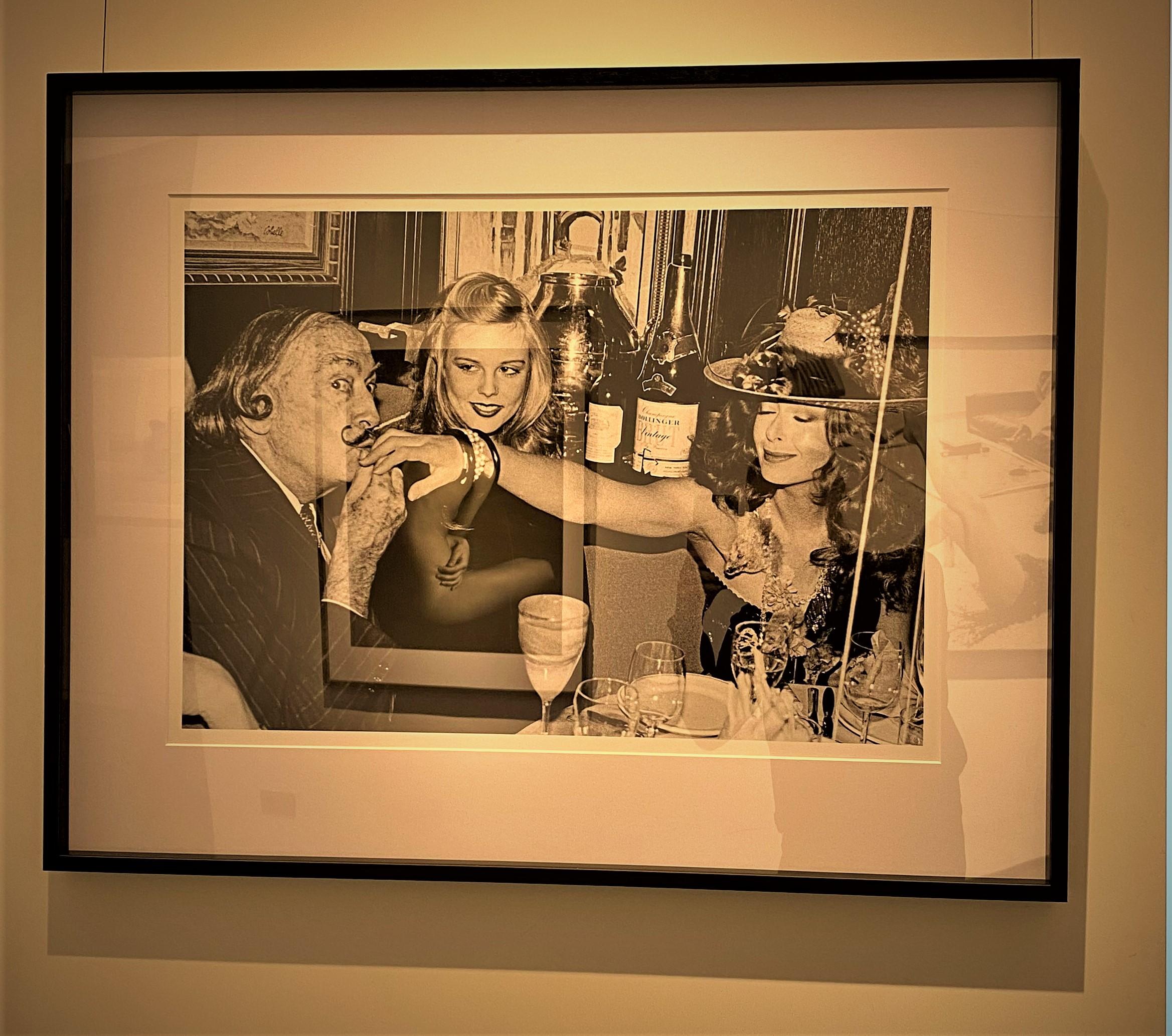 Salvador Dalì, Janet Daly e il destinatario di un bacio - Photograph di Roxanne Lowit