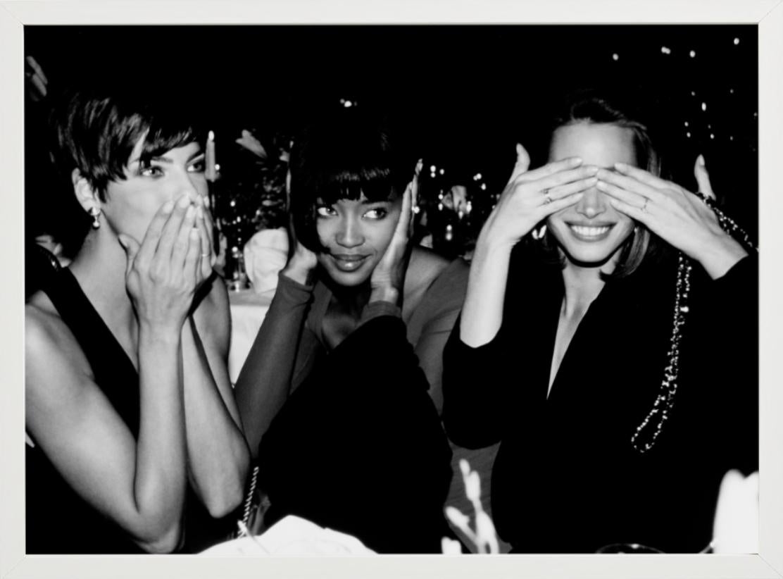 Seeing, Speaking, Hearing no Evil - drei Supermodels, Kunstfotografie im Angebot 11