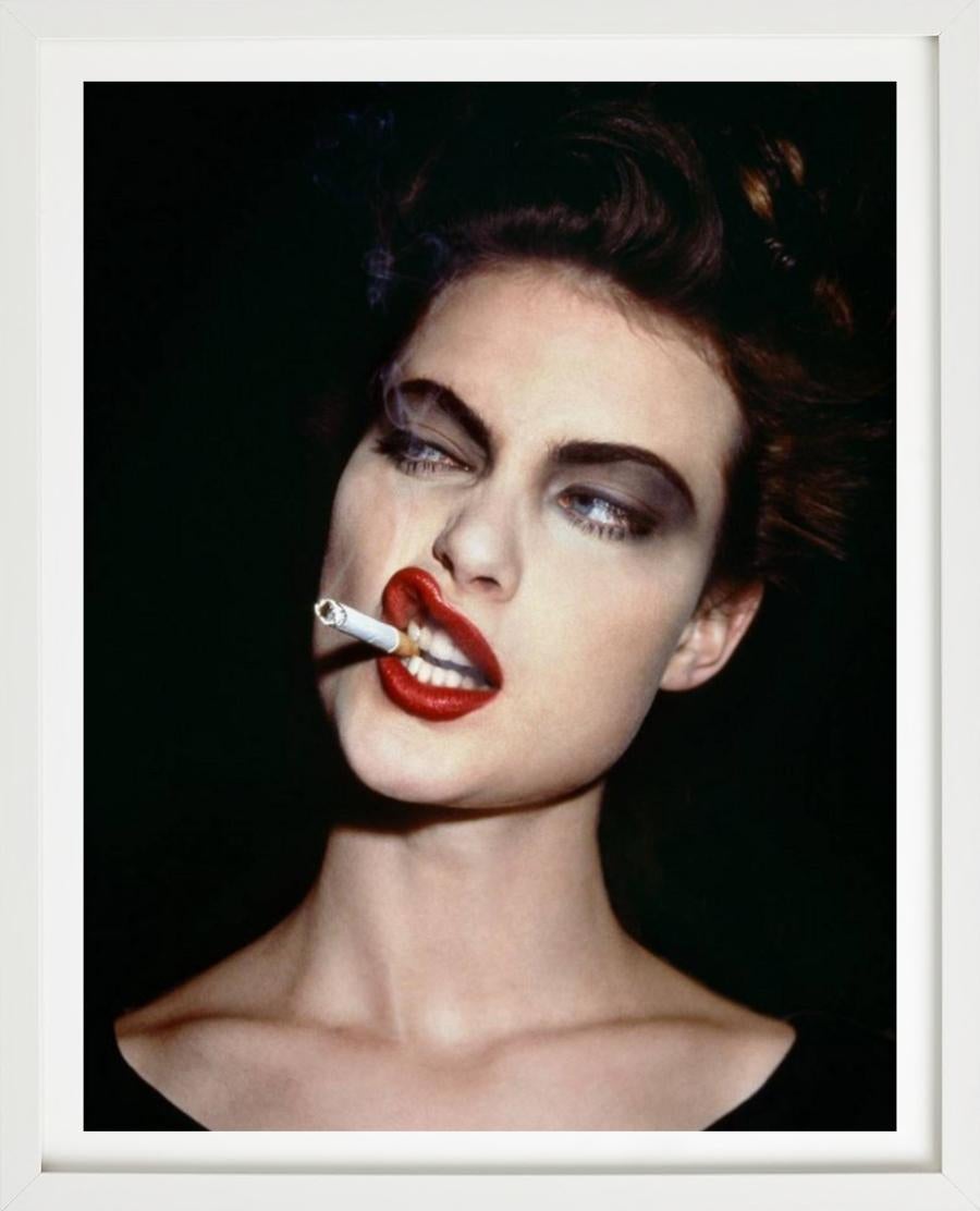 Shalom Harlow – Porträt des rauchenden Models, Kunstfotografie, 1995 (Braun), Portrait Photograph, von Roxanne Lowit