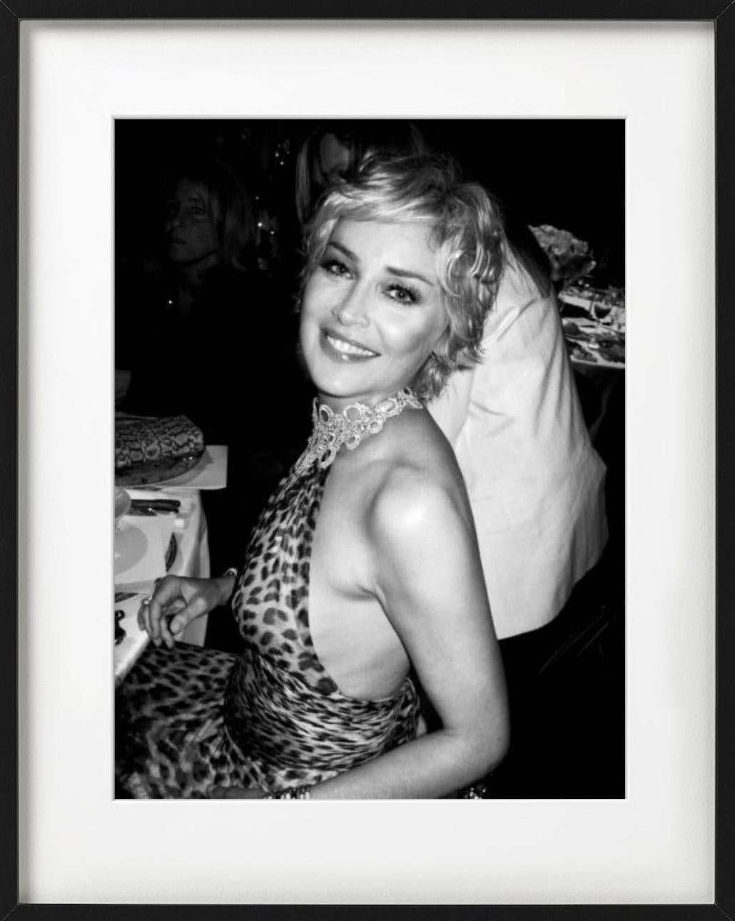 Sharon Stone, Cannes – b&w-Porträt der Schauspielerin, Kunstfotografie, 1992 – Photograph von Roxanne Lowit